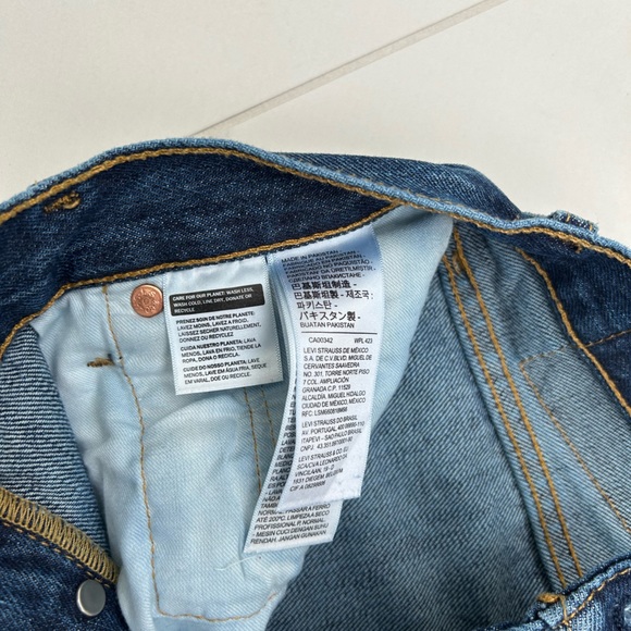 Levi’s Women’s 501 Jeans Size 28 - Picture 5 of 5